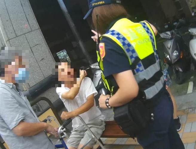 台中64歲何姓老翁日前外出雙腿舊疾復使不上力，又口齒不清無法求助，只好坐在超商旁長凳上休息，相當無助。（中警五分局提供／潘虹恩台中傳真）