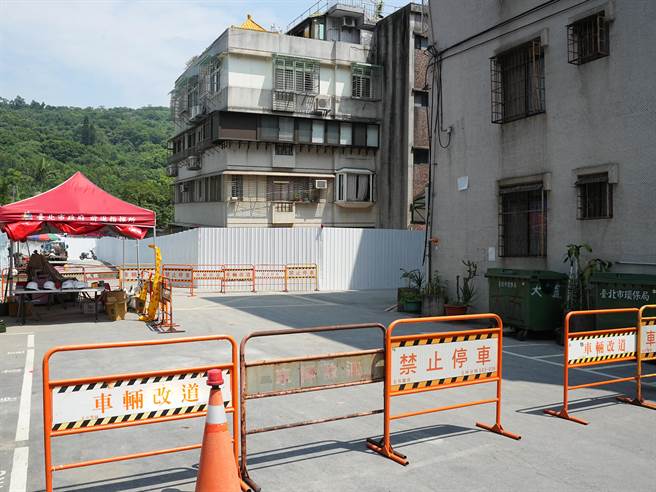 台北市長蔣萬安今(15)日指出，已請都發局往公辦都更的方向研議，會聽取相關住戶的意見。(黃敬文攝)