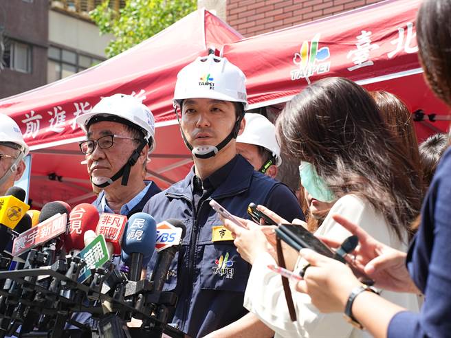 台北市长蒋万安今(15)日强调，目前已针对现行法规、规定、SOP与机制做全面的检讨，接下来也会针对施工工地邻损争议事件，针对相关法规展开修订。(黄敬文摄)