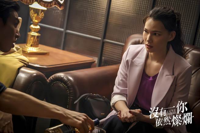 纪培慧因业绩压力遭男客户强灌酒。（时创影业提供）