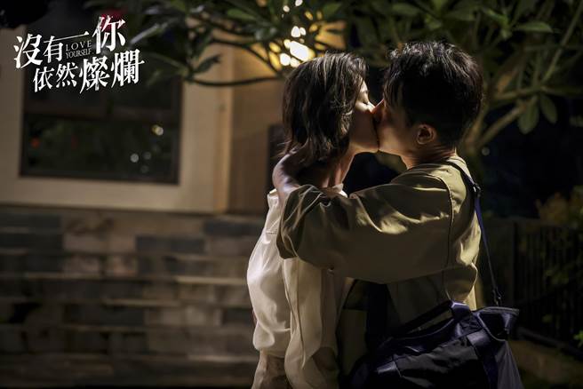 邱凯伟、锺瑶街上热吻因婚姻瓶颈「无缝接轨」。（时创影业提供）