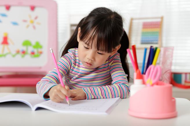 老师写联络簿叮嘱协助孩子做作业，结果家长看到竟连发数条讯息呛老师。（示意图／shutterstock）