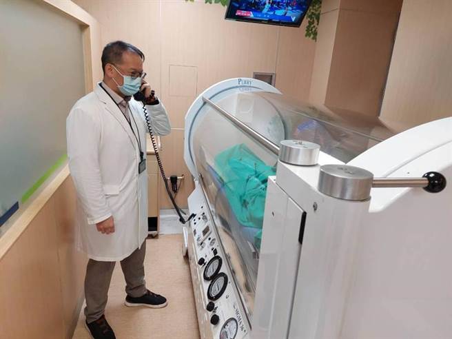 4位突发性耳聋病人在大千医院接受高压氧治疗后，皆顺利恢復听力。（大千医院提供／谢明俊苗栗传真）