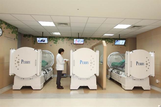 突发性耳聋病人可于高压氧中吸入纯氧，帮助修復听力。（大千医院提供／谢明俊苗栗传真）