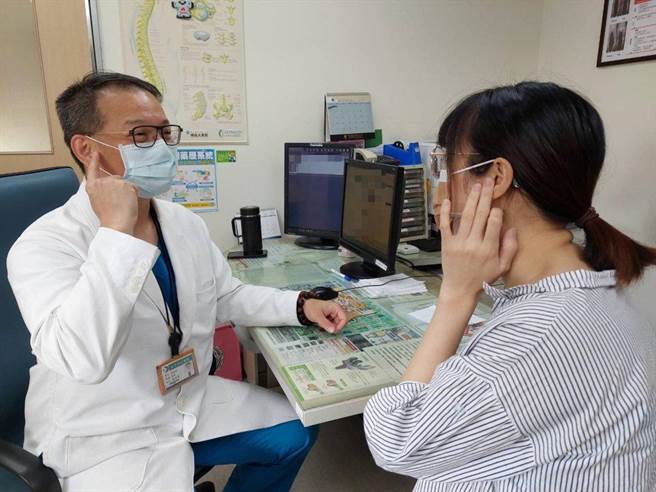 大千医院医师罗浩儒表示，突发性耳聋是听力突然降低的疾病，且有逐渐年轻化的现象。（大千医院提供／谢明俊苗栗传真）