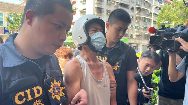 高雄市苓雅区武庙路15日上午传出凶杀案，目前吴嫌现已被带回高市警苓雅分局问讯，面对媒体提问，吴嫌不发一语，相关案情仍待警方厘清。（杨舒婷摄）