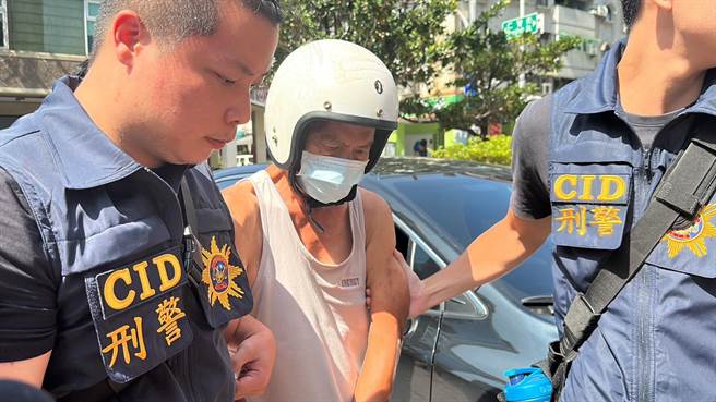 高雄市苓雅区武庙路15日上午传出凶杀案，目前吴嫌现已被带回高市警苓雅分局问讯，面对媒体提问，吴嫌不发一语，相关案情仍待警方厘清。（杨舒婷摄）