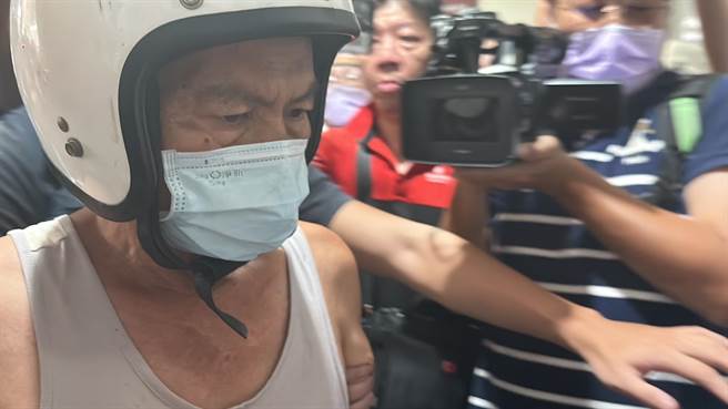 高雄市苓雅区武庙路15日上午传出凶杀案，目前吴嫌现已被带回高市警苓雅分局问讯，面对媒体提问，吴嫌不发一语，相关案情仍待警方厘清。（杨舒婷摄）