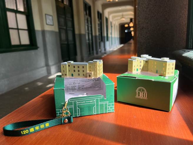 台北市北一女中與一卡通合作推出光復樓立體卡。（校方提供／蔡佩珈台北傳真）