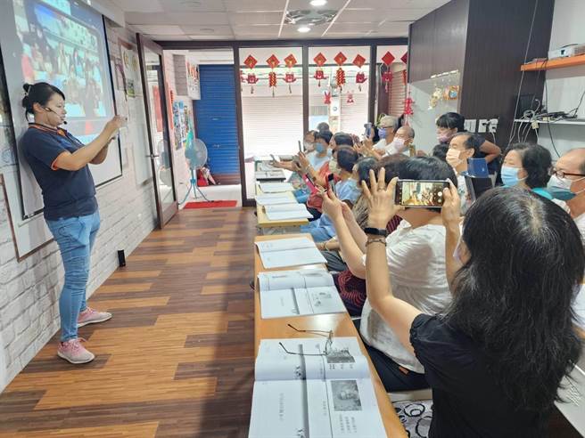 新北市重陽禮金預計10月18日匯款入帳，社會局鼓勵銀髮長輩到據點或銀髮俱樂部學習互動式智慧型手機操作，以縮短數位學習落差。（新北市社會局提供）