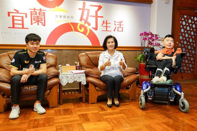 宜蘭縣長林姿妙（中）今天接見十大青年當選人林昀儒（左）、陳景維（右），肯定他們在各自領域的表現。（李忠一攝）