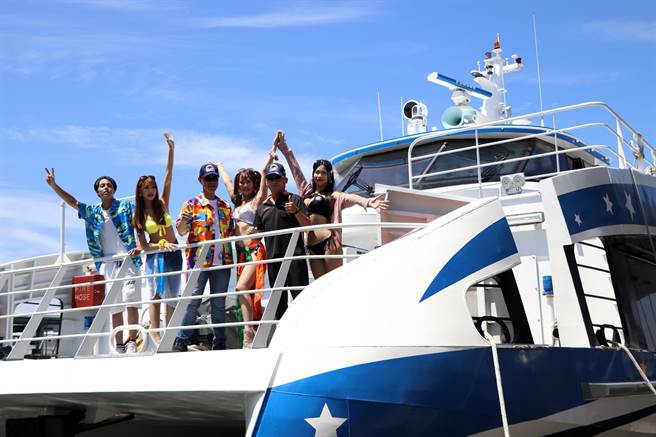 东琉线交通客船联营处推出「夏趴不设限 YO BIKINI」活动，16日起凡穿戴比基尼、花衬衫、草帽、太阳眼镜，即可参加抽奖，最大奖有免费船票、住宿券等。（谢佳潾摄）