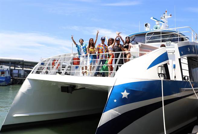 东琉线交通客船联营处推出「夏趴不设限 YO BIKINI」活动，16日起凡穿戴比基尼、花衬衫、草帽、太阳眼镜，即可参加抽奖，最大奖有免费船票、住宿券等。（谢佳潾摄）