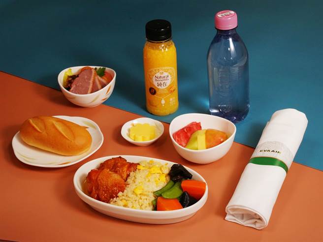 長榮航空提供杭州亞運台灣選手皇璽桂冠艙餐點及100％冷壓果汁。（長榮航空提供／簡立欣台北傳真）