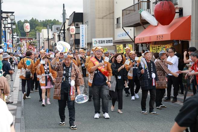 花莲市长魏嘉彦率团到日本盛冈市参加百年歷史山车秋祭庆典。（花莲市公所提供／王志伟花莲传真）