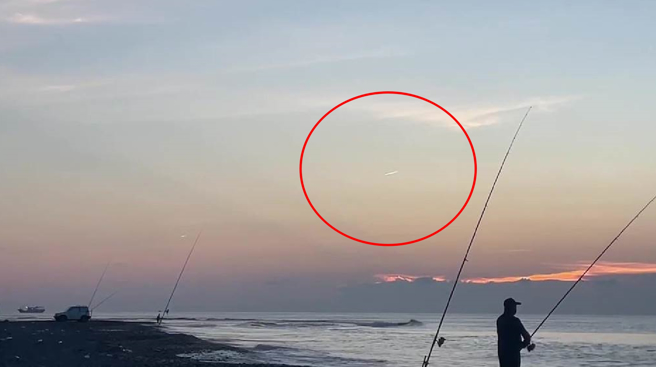 台东钓客昨天在太平溪出海口钓鱼时，发现空中出现不明发光物体。（阿弟仔提供／蔡旻妤台东传真）
