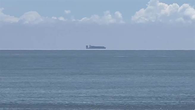 台东海滨公园外海有1艘货轮漂浮。（读者提供／蔡旻妤台东传真）