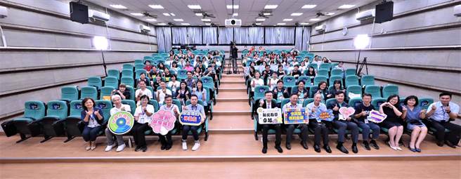 新北教育局颁发教育卓越奖，其中13所获特优奖学校将由教育局推荐角逐教育部教学卓越金质奖。（新北教育局提供）