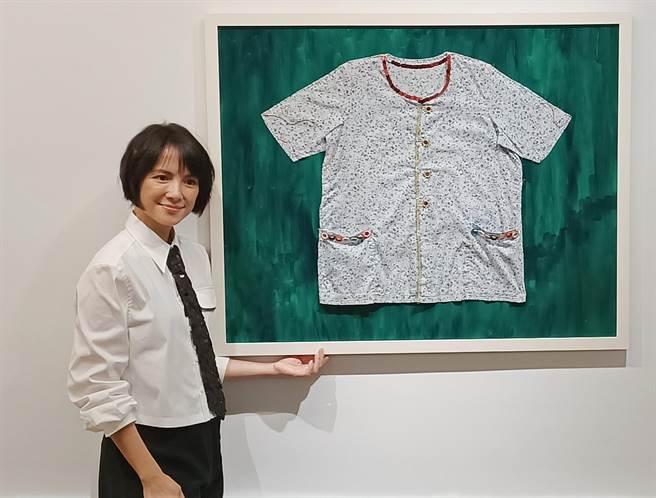 李心洁亲自介绍画作。（尤嬿妮摄）