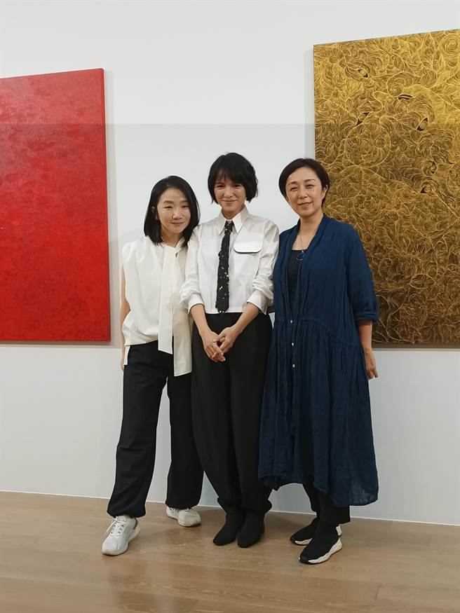 陶子（左起）、李心洁与黄韵玲开心合影。（尤嬿妮摄）