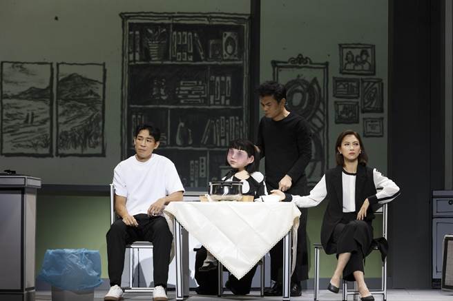 蓝钧天（左）和徐丽雯饰演一对渐行渐远的怨偶，中间的人偶象徵女儿。（故事工厂提供）