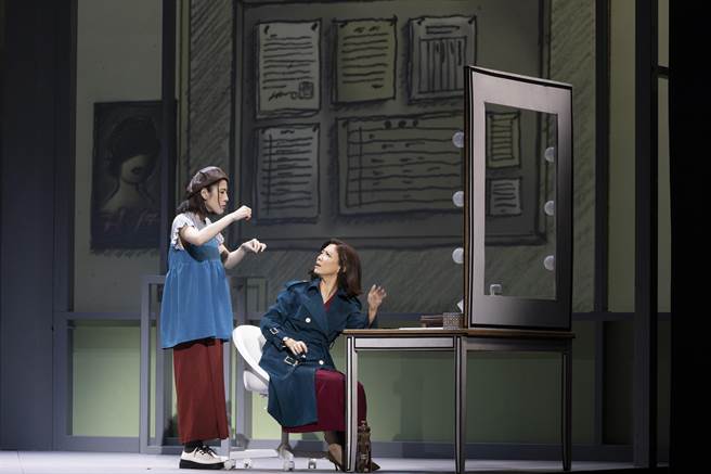 百白（左）饰演徐丽雯闺蜜，劝对方结束这段乌烟瘴气的婚姻。（故事工厂提供）