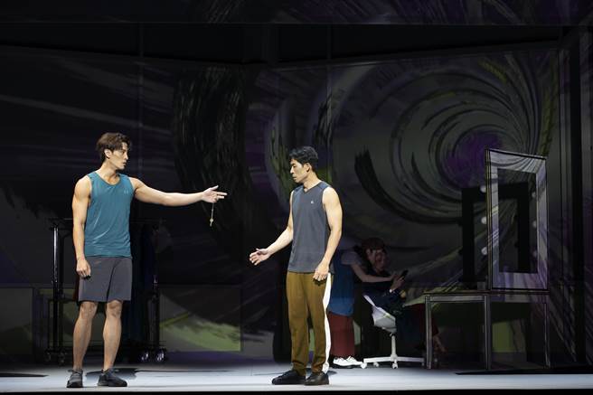 蓝钧天（右）和龙语申都积极为戏维持体态和健身。（故事工厂提供）