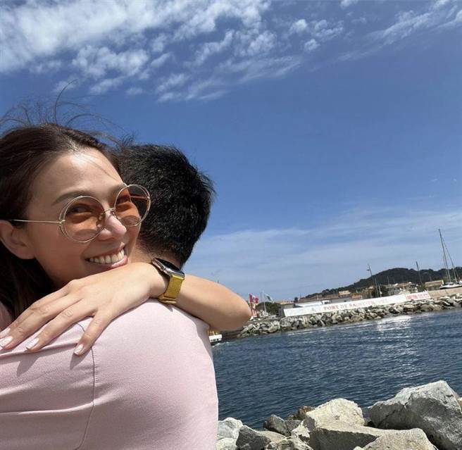 林又立去年在IG分享拥抱男友的闪照，大方认爱。（截自林又立IG）