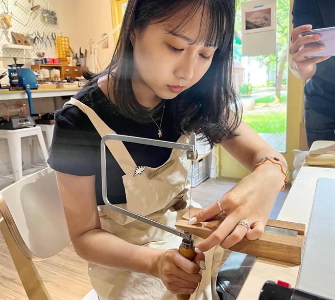 金工类型手作职人陈妤瑄表示，小仓库zoukoo的手作戒指强调自己动手做，让戒指变得更有意义。（陈梦茹摄）