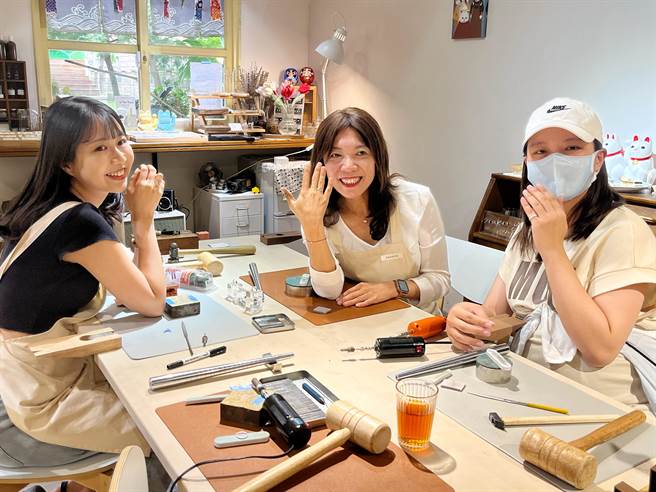 青年局长侯佳龄（中）一起体验金工制作客制化戒指。（陈梦茹摄）