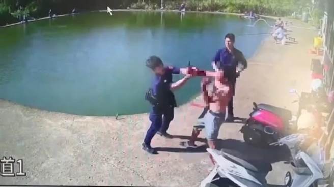 許嫌持刀攻擊警方，警方徒手奪刀將其壓制逮補。（警方提供）