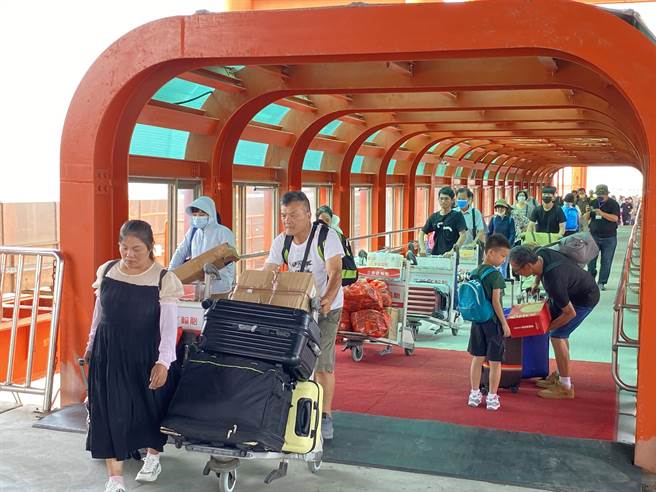 小三通新規上路！9／20起旅客所攜帶之行李將限重27公斤，未依規定者船公司將予以拒載。(于家麒攝)