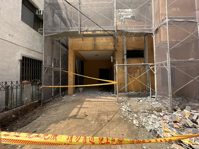 新北市淡水区发生一起工安意外，1名工人在进行房屋拆除工程时，不慎从3楼高的鹰架摔落。（图／警方提供）