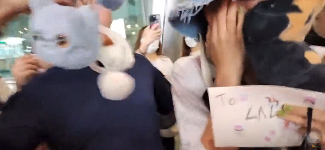 Lisa抵达韩国机场被粉丝用礼物砸脸画面流出。（图／摘自推特）