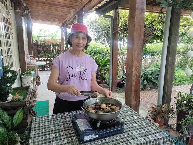 台中市雾峰区旧正社区的「芳香疗癒庭园」种植了10多种不同的香草，其中，芳香万寿菊入位制成的香草茶叶蛋成为社区特色美食。（潘虹恩摄）