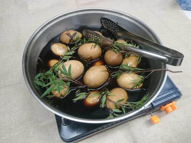 香草茶叶蛋用茶叶熬煮3小时，最后用芳香万寿菊入味，风味独特，成为社区特色美食。（潘虹恩摄）