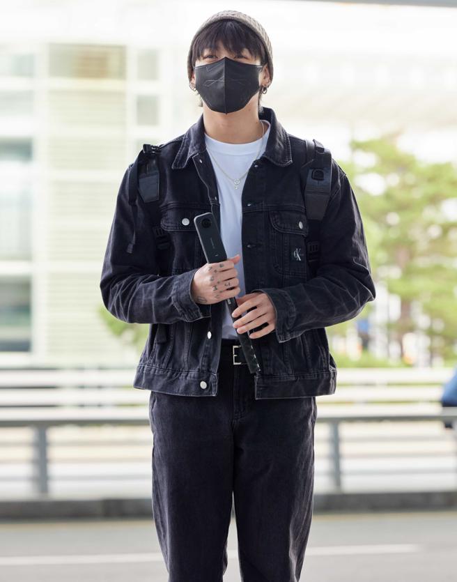 田柾國現身機場，不忘為其代言品牌Calvin Klein帶貨。（Calvin Klein提供/林欣儀台北傳真）