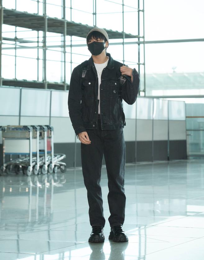 田柾國身穿Calvin Klein 90s 丹寧夾克7980元、90s 直筒牛仔褲6980元。（Calvin Klein提供/林欣儀台北傳真）