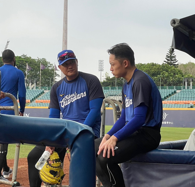 富邦悍将投手教练郭勇志（左）与江国豪赛前针对前役比赛进行讨论。（毛琬婷摄）
