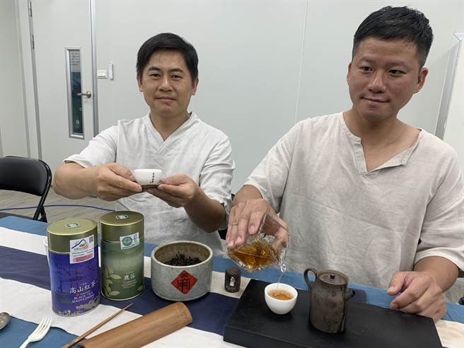 南投县农会大禹岭高山茶与精选限量的星级青心乌龙茶也受欢迎。（曾雪蒨摄）