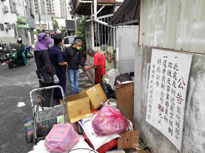 台南登革热疫情严峻，防疫人员目前仍在许多社区发现孳生源。(台南市政府提供／曹婷婷台南传真)
