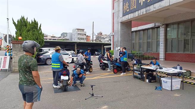 桃園市大園警分局結合環保局在大園區中正西路實施聯合稽查，2小時內攔查近30輛汽、機車。（翻攝照片／蔡明亘桃園傳真）