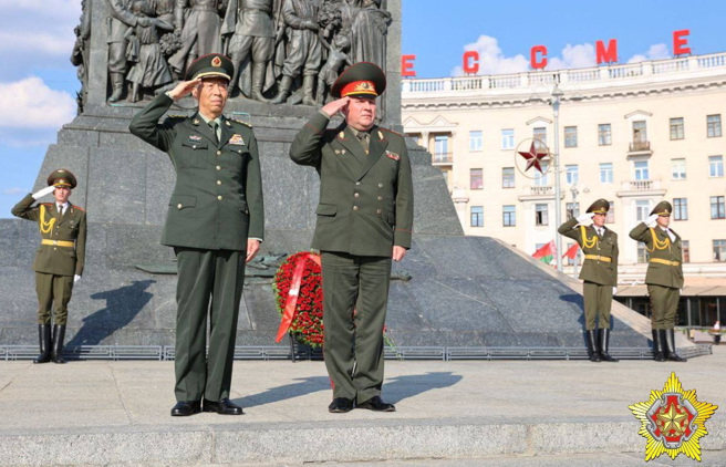 中国大陆国防部长李尚福（前排左）已多日未曾现身。图为李尚福今年8月16日访问白俄罗斯时在首都明斯克与白俄防长赫瑞寧合影。（资料照／路透社）