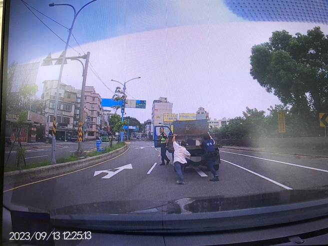 桃園楊梅區楊湖路一段與中山南路口，近日發生貨車行駛中突然故障事故，困在馬路中央，巡邏員警及時發現，與駕駛和熱心民眾一同推車，協助移置到路邊。（翻攝照片／蔡明亘桃園傳真）