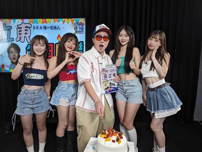 心动女孩替张立东庆生。（Up直播提供）