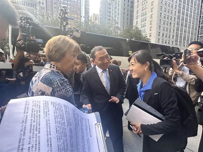 「美國外交政策全國委員會」會長艾略特（Susan Elliott）（左）親自出面迎接國民黨總統參選人侯友宜（中）。（周毓翔攝）