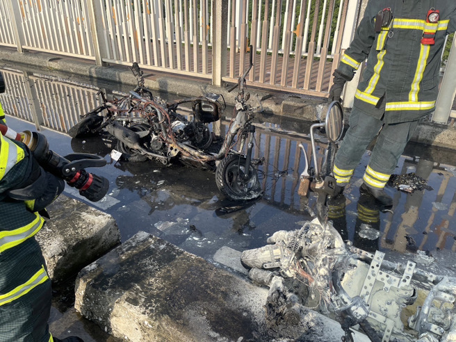 今（15）日上午6时39分许，华中桥机车道往新北市发生火烧车事故。（图／警方提供）