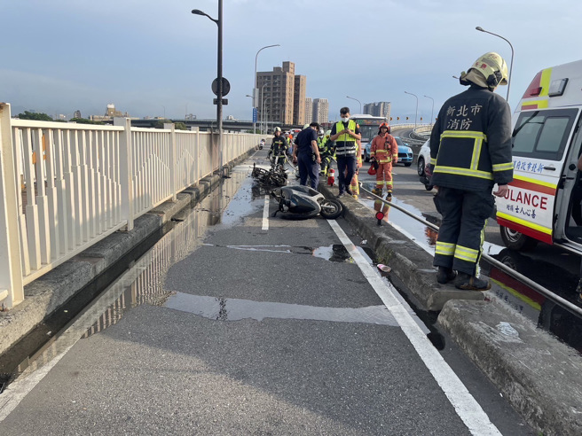 今（15）日上午6时39分许，华中桥机车道往新北市发生火烧车事故。（图／警方提供）