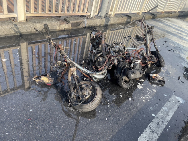 今（15）日上午6时39分许，华中桥机车道往新北市发生火烧车事故。（图／警方提供）