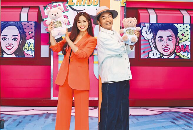 吴宗宪（右）与女儿Sandy主持《小明星大跟班》，默契十足。（中天提供）